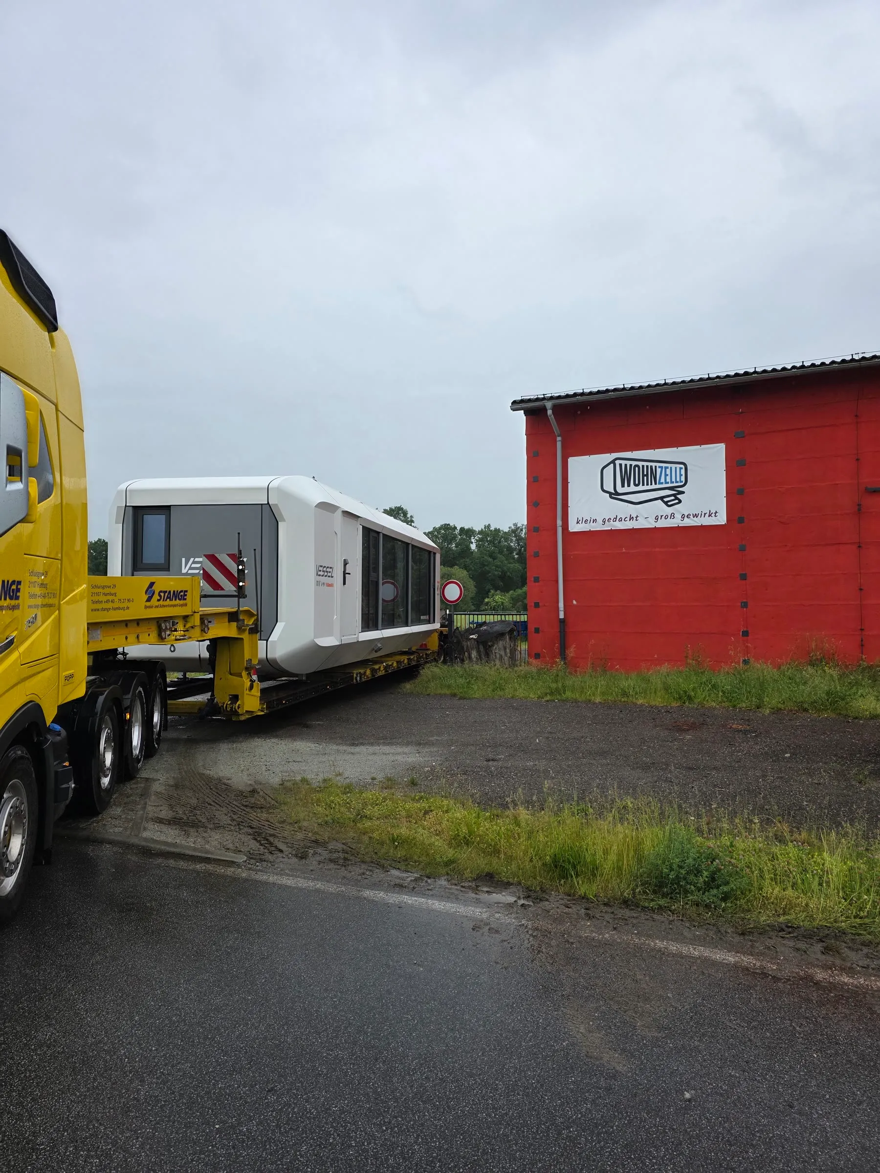Wohnzelle MK I erreicht auf dem Spezialtransporter das Wohnzelle-Gelände in Luckau