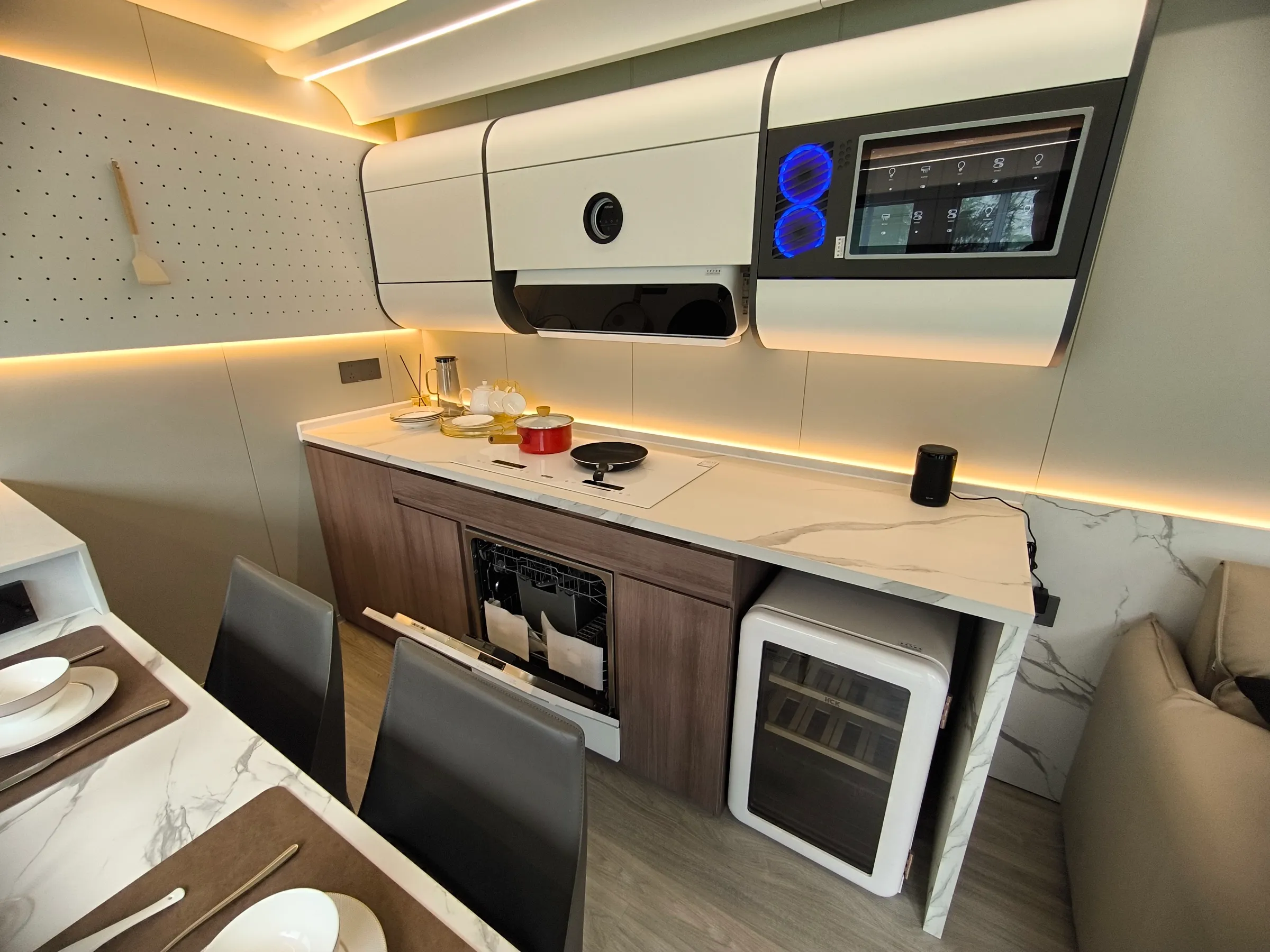 Küchenzeile mit Induktionskochfeld, Geschirrspüler, Kühlschrank und Smart-Home-Panel