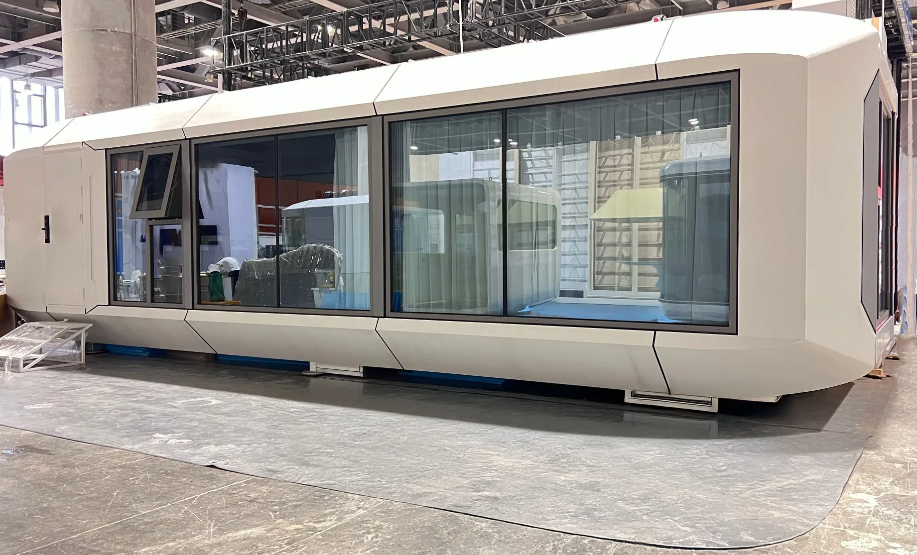 Wohnzelle MK I mit großer Glasfront in der Fertigungshalle