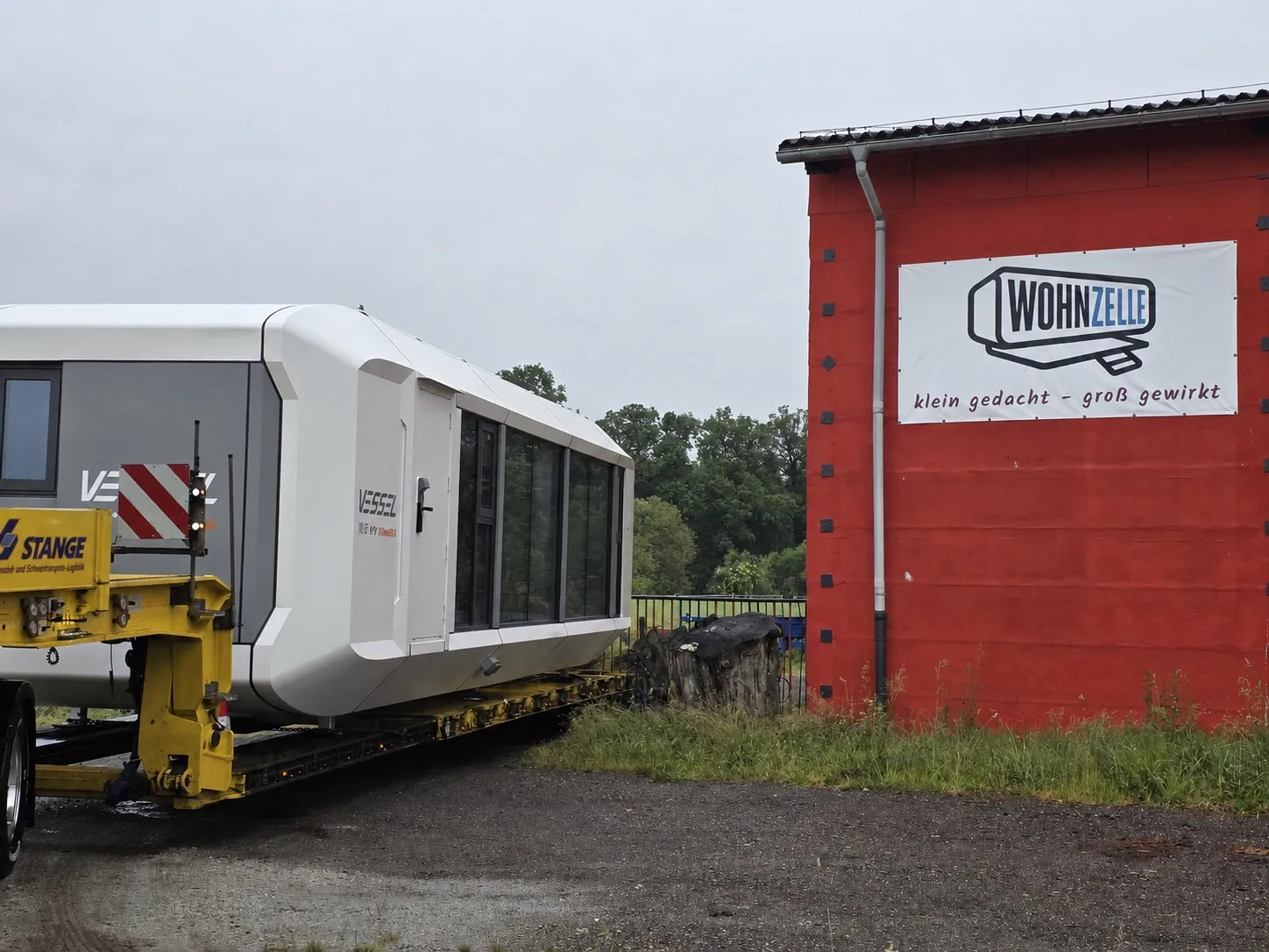Die erste Wohnzelle MK I erreicht auf dem Spezialtransporter den Standort in Luckau