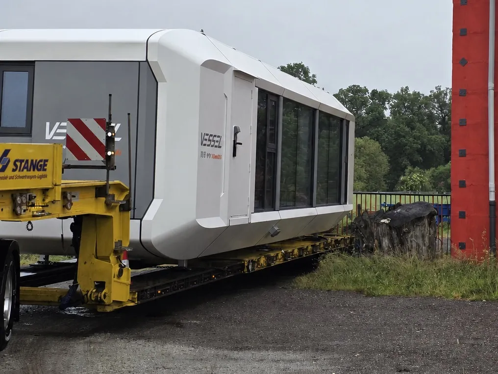 Wohnzelle MK I erreicht auf dem Spezialtransporter den Standort in Luckau