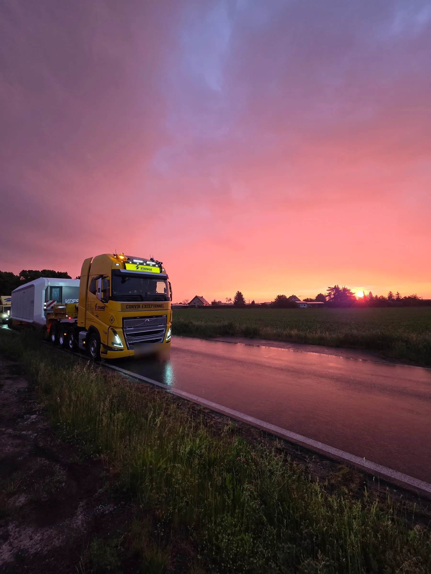 Schwertransporter mit der Wohnzelle MK I bei Sonnenaufgang auf dem Weg nach Luckau